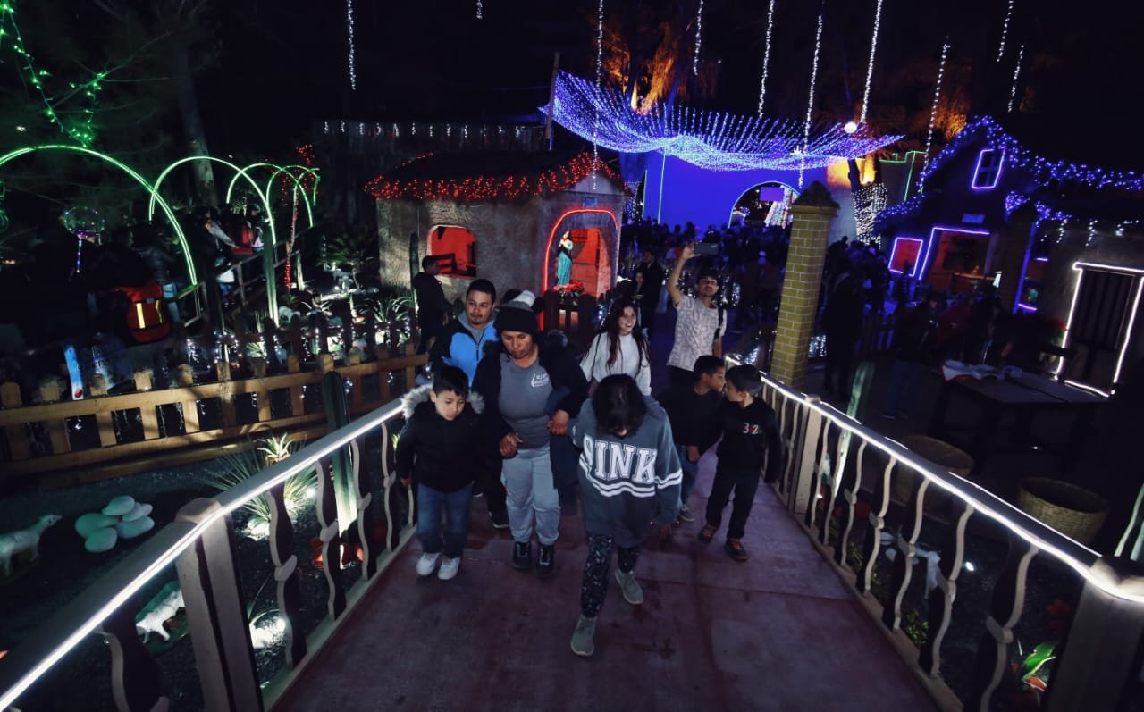 Disfrutan Miles De Personas Del Alumbrado Y Nacimiento Del Parque